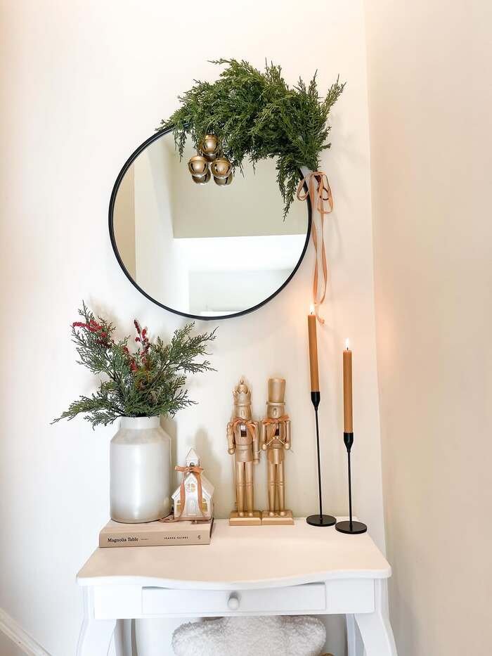 Wow Your Guests: 28+ Stunning Christmas Entryway Ideas!