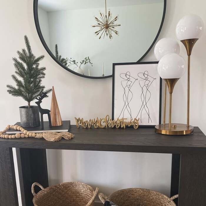 Wow Your Guests: 28+ Stunning Christmas Entryway Ideas!