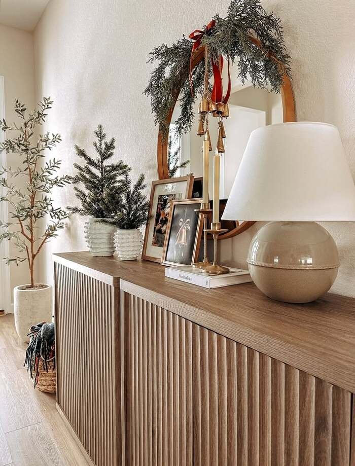 Wow Your Guests: 28+ Stunning Christmas Entryway Ideas!