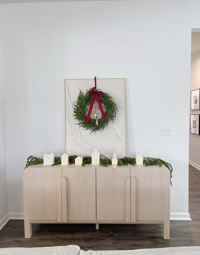 Wow Your Guests: 28+ Stunning Christmas Entryway Ideas!