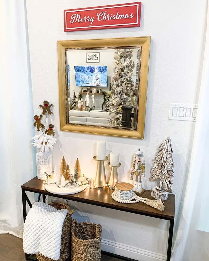 Wow Your Guests: 28+ Stunning Christmas Entryway Ideas!