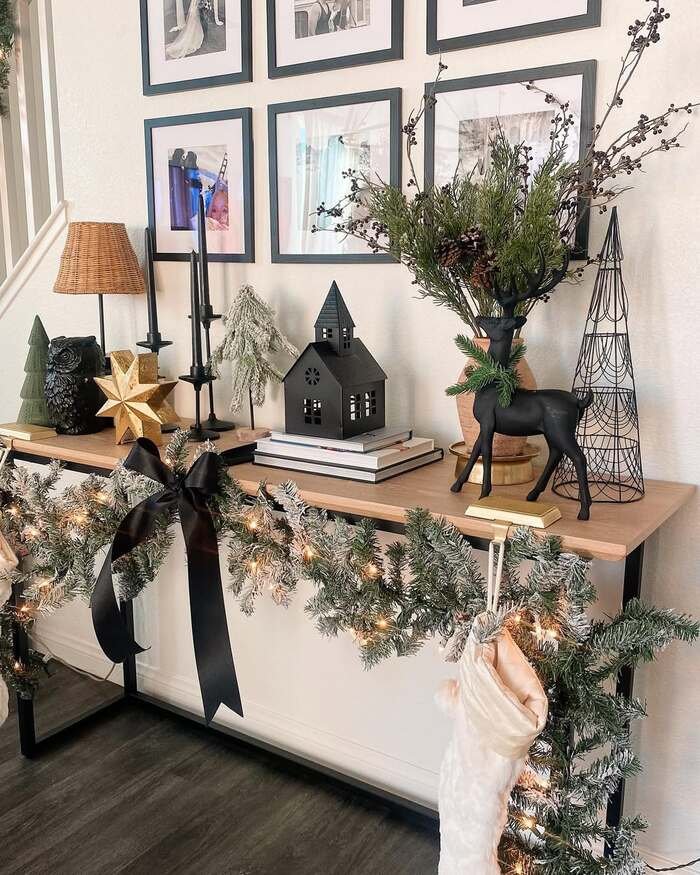 Wow Your Guests: 28+ Stunning Christmas Entryway Ideas!