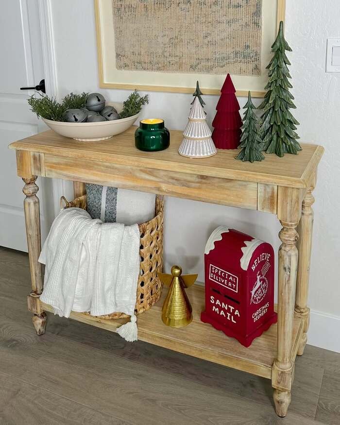 Wow Your Guests: 28+ Stunning Christmas Entryway Ideas!