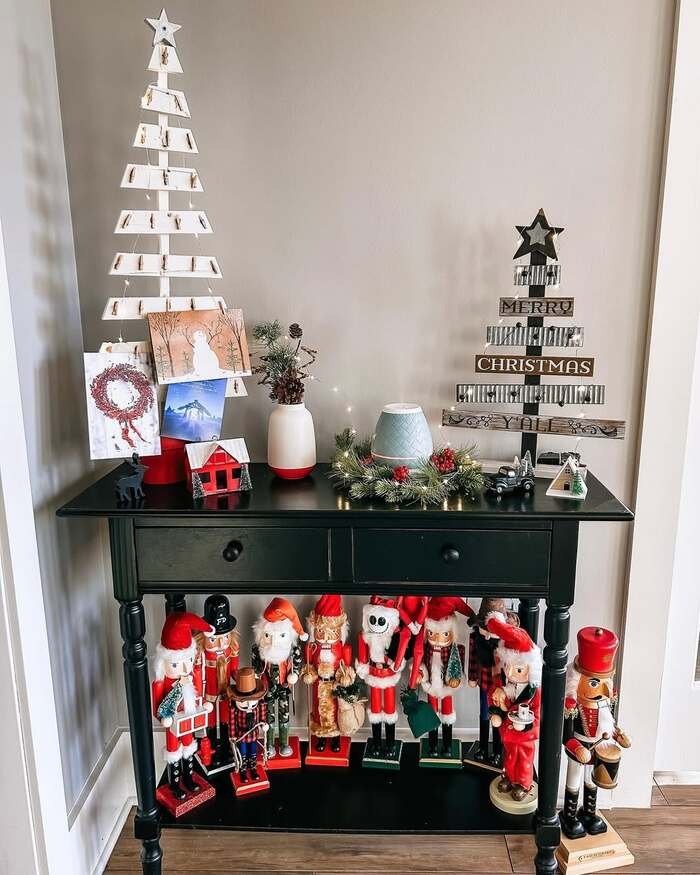 Wow Your Guests: 28+ Stunning Christmas Entryway Ideas!