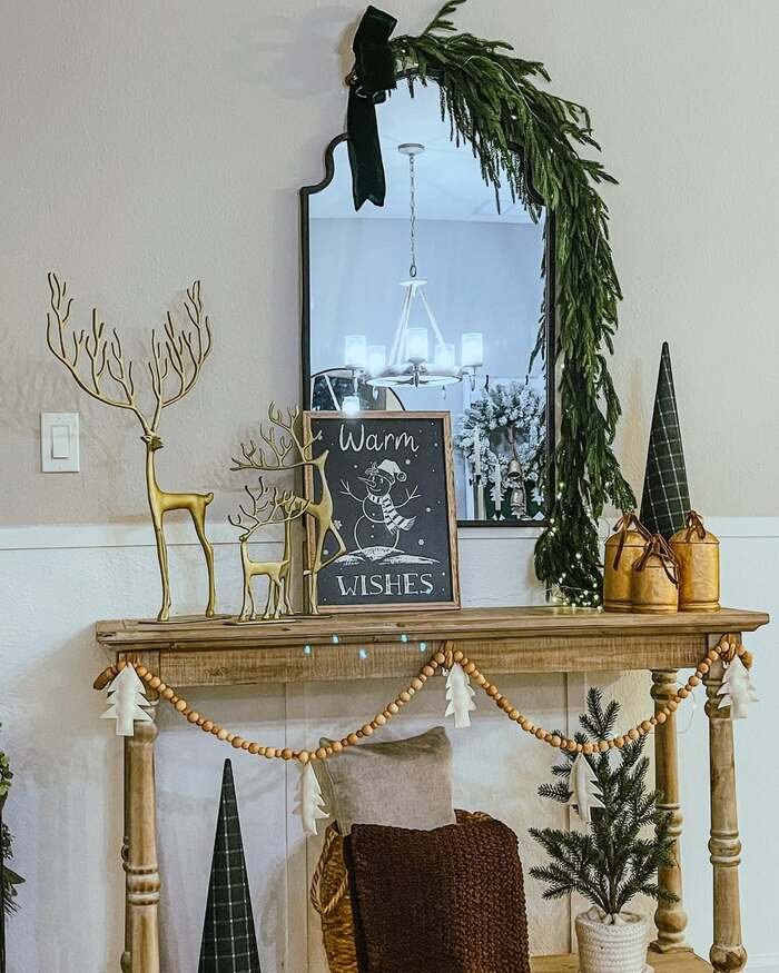 Wow Your Guests: 28+ Stunning Christmas Entryway Ideas!