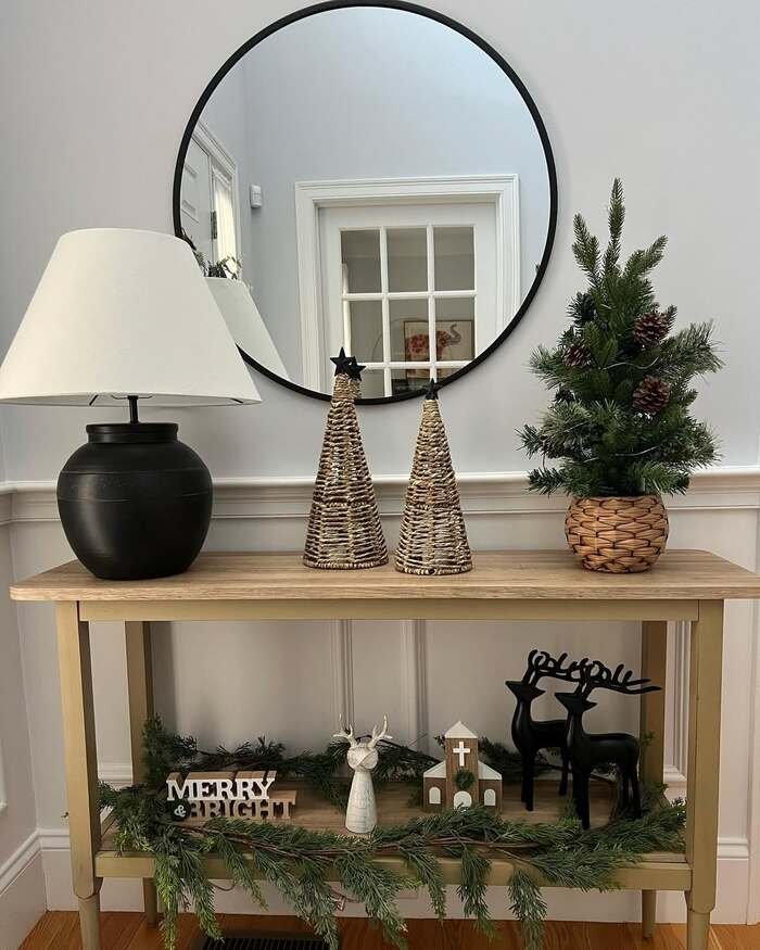 Wow Your Guests: 28+ Stunning Christmas Entryway Ideas!