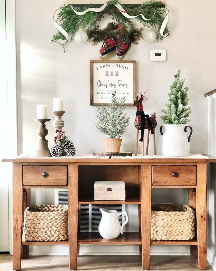 Wow Your Guests: 28+ Stunning Christmas Entryway Ideas!