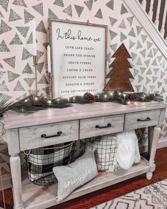 Wow Your Guests: 28+ Stunning Christmas Entryway Ideas!